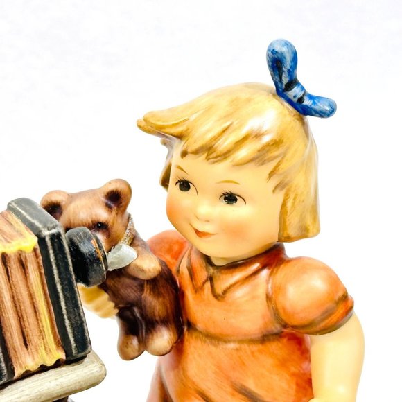 Goebel Hummel #2132 "Camera Ready" 25th Anniversary Edition TMK8 - Picture 11 of 16